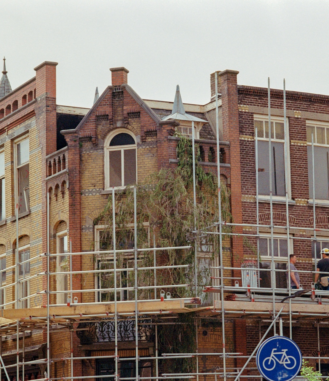 Voorgevel grachtenpand staat in de steigers